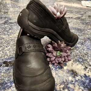 Women's KEENS Kaci 111 slip on shoes in black, gently used sized 9